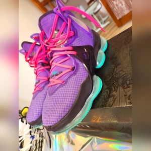 LeBron 19 NIKE size 11
